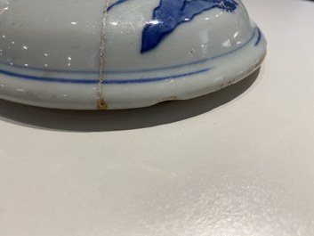 Een Chinese blauw-witte dekselvaas met floraal decor, Transitie periode